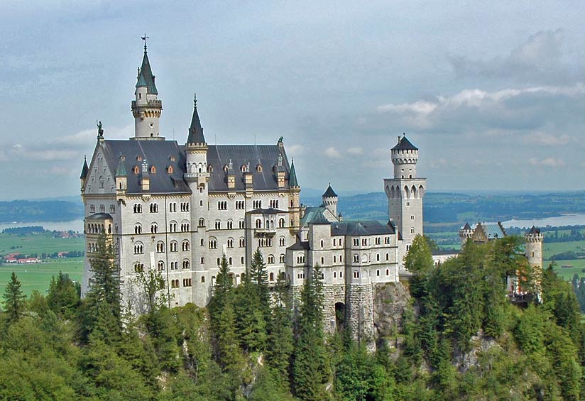 Германия. Замок Нойшванштайн, Бавария, Альпы, дворец короля Луи 2, прототип  замка в Спящей красавицы У. Диснея.
