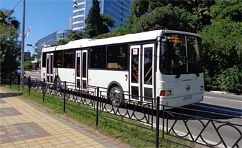 Автобус маршрута №2 на улице в Сочи